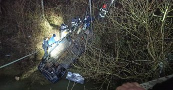 Otomobil çaya düştü: 2 ölü