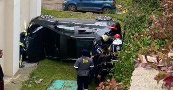 Otomobil istinat duvarından düştü: 2 yaralı