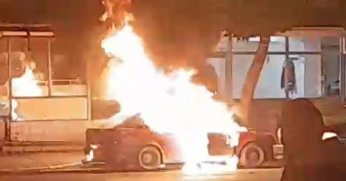 Park halindeki otomobil yandı