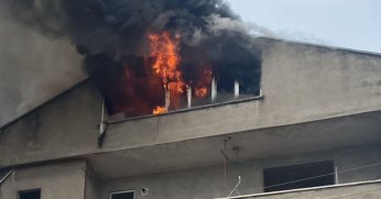 Yıkımı süren binanın çatı katında yangın