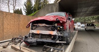 Otomobil köprü ayağına çarptı