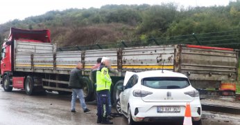 Otomobil tıra çarptı: 1 yaralı