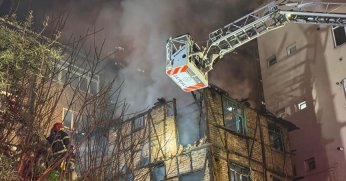 Ahşap metruk bina küle döndü