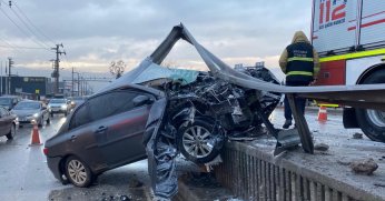 Otomobil bariyerlere saplandı: 1 yaralı