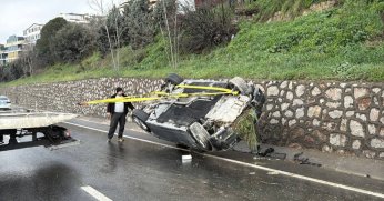 Devrilen otomobilin sürücüsü yaralandı