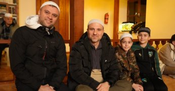 700 yıllık camide ilk teravih namazı kılındı