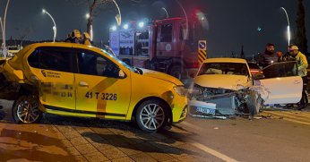 İki aracın çarpıştığı kaza maddi hasarla atlatıldı