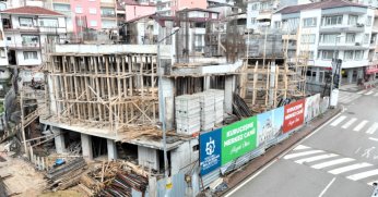 Yeniden inşa edilen cami şekilleniyor