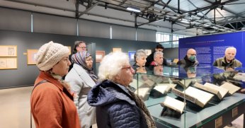 Saygınlar, anlamlı sergiyi ziyaret etti