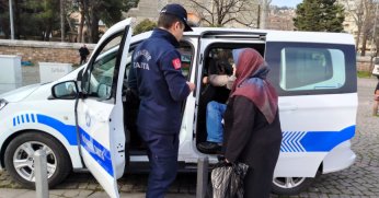 Zabıta yaşlı çiftin yardımına koştu