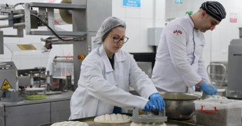 Gençler, pide üretip iftar çadırında dağıttı