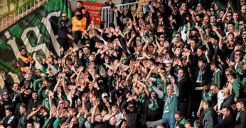 Futbolcular galibiyeti taraftarlarla kutladı