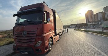 Tıra çarpan otomobilde 2 yaralı