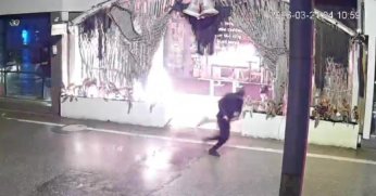 Kafeyi ateşe verip kaçtı