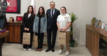 Başarılı öğrenciler ödüllerine kavuştu