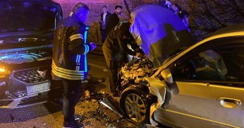 Yoldaki sıvı kaza yaptırdı: 3 yaralı