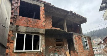 Kullanılmayan evin çatısı alev alev yandı