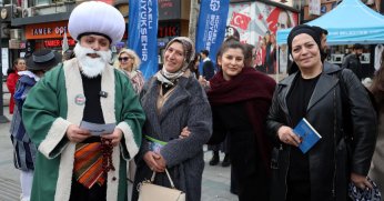 Roman kahramanları  İzmit sokaklarında   