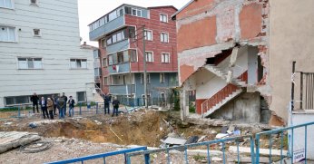 Enkazında 4 kişinin öldüğü bina alanında inceleme