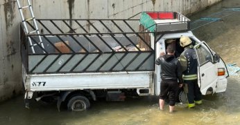 Kamyonet dereye uçtu: 1 yaralı