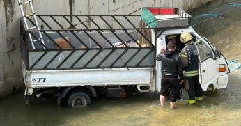Dereye düşen kamyonetin sürücüsü kurtarılamadı