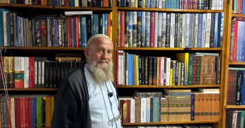 Kitap tutkusu ile örnek oluyor