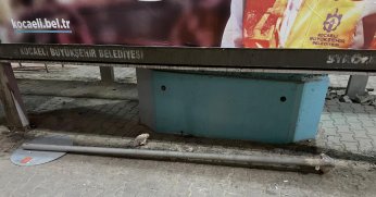 Devrilen tabela düzeltilmeyi bekliyor
