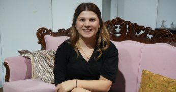 Kanseri yendi, kendi hayatını yazıp oynadı