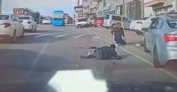 Otomobil kaldırımdaki yayalara çarptı