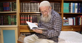 Evinde 15 bin eserlik kütüphane oluşturdu