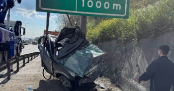 Otomobil yön levhasına saplandı: 1 yaralı