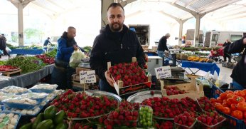 Semt pazarında çilek bolluğu