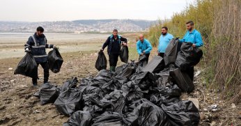 Sahilden 50 torba atık toplandı