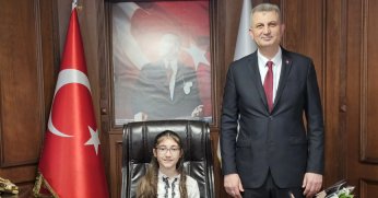 Sezer, koltuğunu Esra'ya devretti