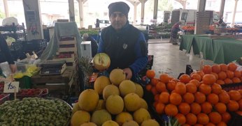 Pazarda yaz ürünleri tezgahları süslüyor