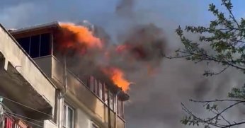 Binanın çatısı alevlere teslim oldu