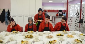 Okul mutfağında aldıkları eğitimle iş bulabiliyorlar