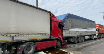 6 tırın karıştığı kazada trafik alt üst oldu