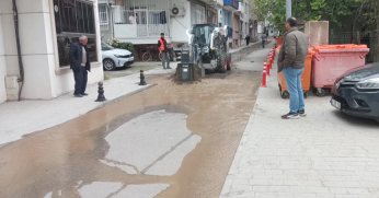 Altyapı çalışmasında ana su hattı patladı
