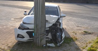 Otomobil direğe çarptı: 3 yaralı