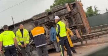 Kamyon bariyere çarpıp yan yattı: 1 yaralı