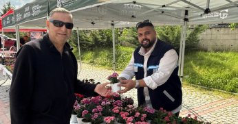 Mezarlıklara ücretsiz servis ve çiçek dağıtımı