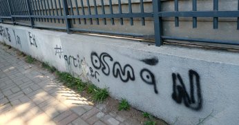 Yazılarla kirletilen duvar tepki çekiyor