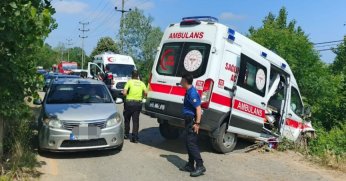 Ambulans yoldan çıktı: 3 kişi yaralı