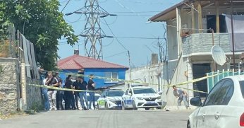 Karısını sokak ortasında bıçaklayarak öldürdü