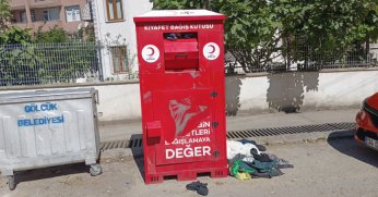 Bağış kutusunun yanında tepki çeken görüntü