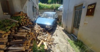 Otomobil iki evin arasına düştü