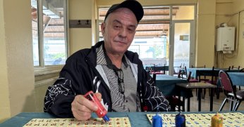 26 yıldır yıpranan okey taşlarını renklendiriyor