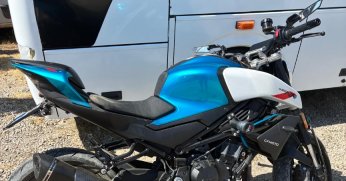 Motosikletlinin çarptığı polis memuru yaralandı