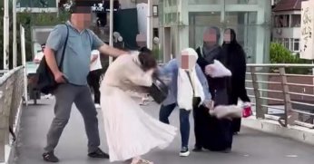 Üst geçitte hemcinsini darp etti